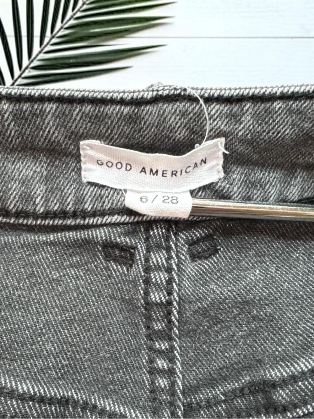 Good American Good Curve Distressed Denim Shorts Gray Wash Size 6 / 28 - Baddie